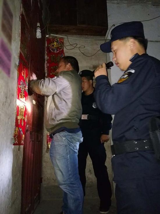 廊坊粗心妈妈误将幼女锁家中 民警全城寻开锁师傅开门